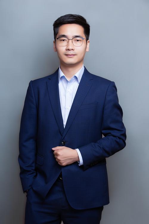 梁现华 视觉与舞美负责人